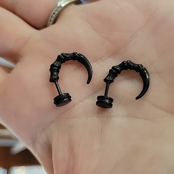 🔥LAST PAIR🔥 Raven's Claw Screw Back Earrings, unisex - Picture 6 of 7